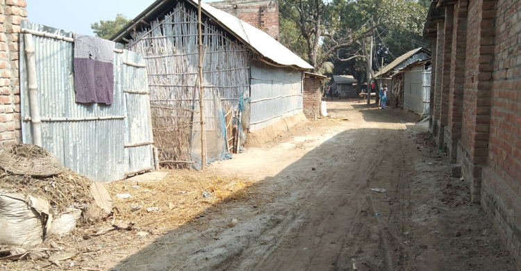 প্রকৌশলীর ভুলে মাঝপথে আটকা ৫ সড়কের পিচঢালাই