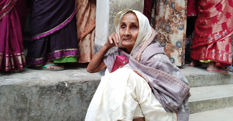 চোখে দেখেন না, নাতিবউয়ের সাহায্যে ভোট দিলেন আয়েশা