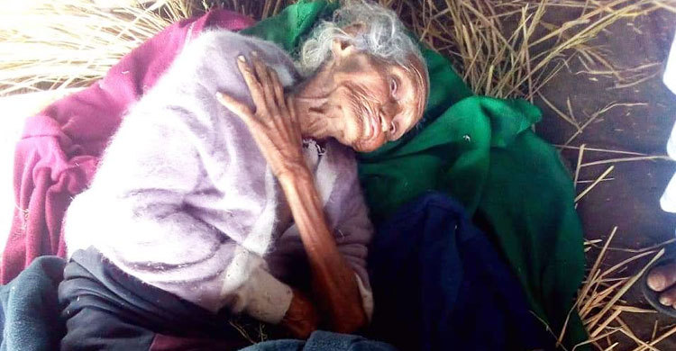 কনকনে শীতে বৃদ্ধা মাকে রেলস্টেশনে ফেলে পালাল সন্তানরা