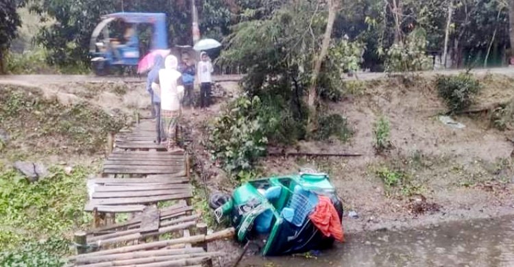 কাভার্ডভ্যানের ধাক্কায় সিএনজি ছিটকে খালে, আহত ৫