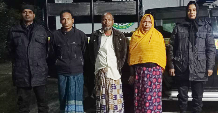 চাঁপাইনবাবগঞ্জে অ্যাপ খুলে প্রতারণা, গ্রেফতার ৩