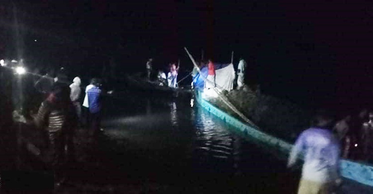ডাকাতিয়ায় বরযাত্রীবাহী ট্রলারডুবিতে শিশু নিখোঁজ, নববধূসহ আহত ৭