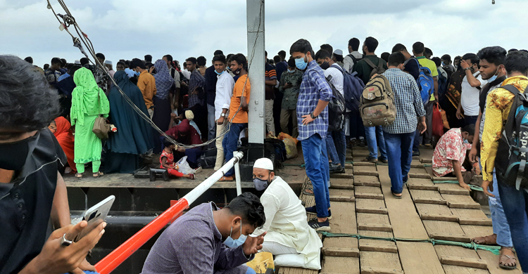 চাঁদপুরে ‘অতিরিক্ত যাত্রীর কারণে’ লঞ্চ চলাচল বন্ধ