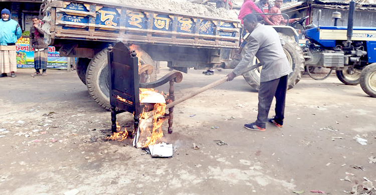 চেয়ারম্যানের চেয়ার পোড়ানোর ঘটনায় মেম্বারের নামে মামলা
