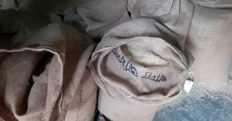 ‘মুখ দেখে’ ত্রাণ বিতরণ, ২৬ বস্তা চাল লুটে নিলেন দুস্থরা