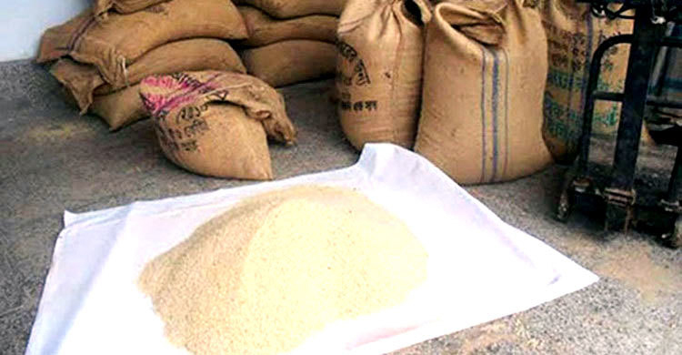 ১০ টাকা কেজির চাল বিক্রি করে দিলেন আ.লীগ নেতা
