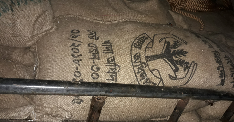 বিক্রির জন্য নেয়া হচ্ছিল ১০২ বস্তা ভিজিডির চাল