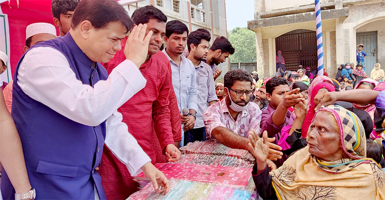 কচুয়ায় আ’লীগ নেতা সেলিম মাহমুদের ঈদ উপহার বিতরণ