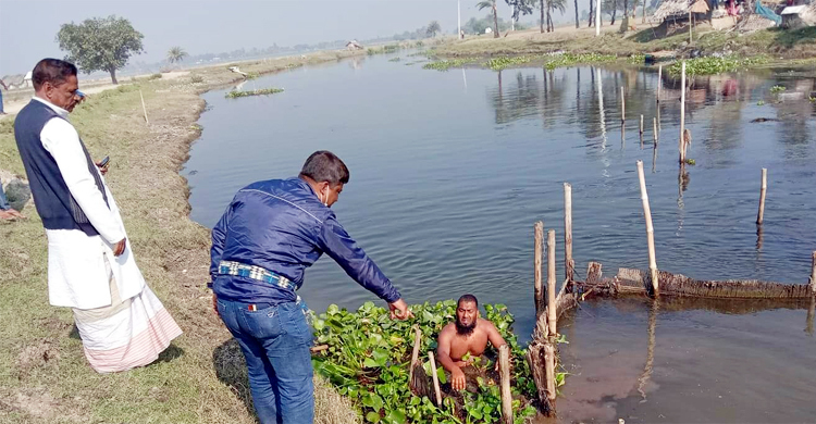 নদী থেকে নেট-পাটা অপসারণে নেমেছেন দুই চেয়ারম্যান