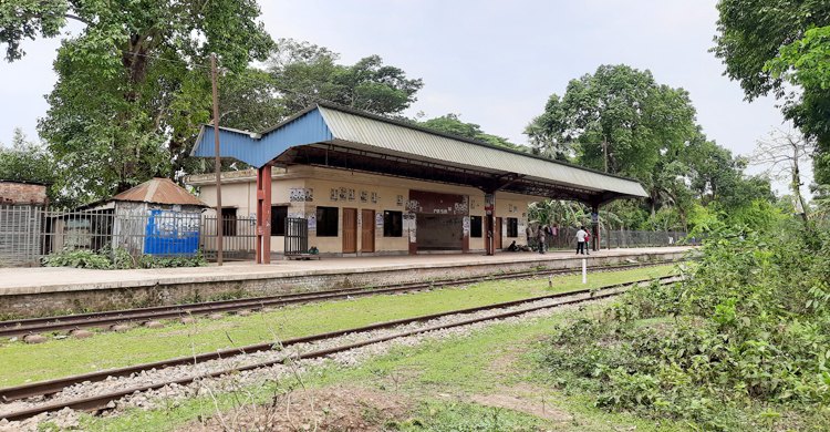 চার স্টেশনে নতুন ভবন, চার বছরেও নেই কার্যক্রম