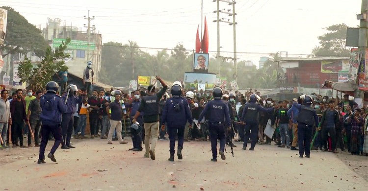 চাঁদপুরে আ.লীগের দুগ্রুপে ধাওয়া-পাল্টা ধাওয়া, পুলিশের ফাঁকা গুলি