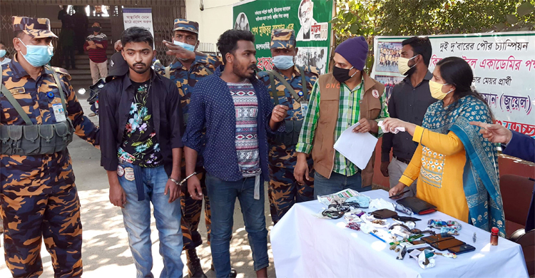 চাঁদপুরে দুই ছিনতাইকারী আটক