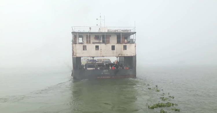 সাড়ে ৪ ঘণ্টা পর চাঁদপুর-শরীয়তপুর নৌরুটে ফেরি চলাচল শুরু