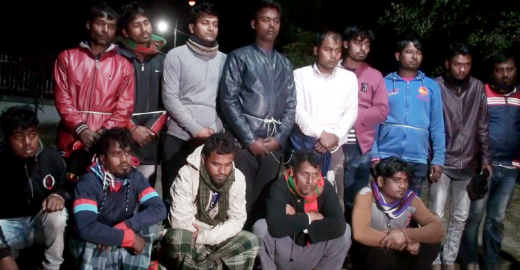 ডাকাত সন্দেহে ১৪ ড্রেজার শ্রমিক আটক, অস্ত্র উদ্ধার