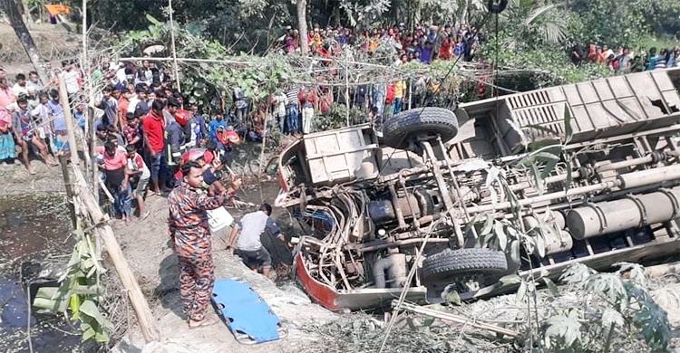 নিয়ন্ত্রণ হারিয়ে বাস খাদে, নিহত ২