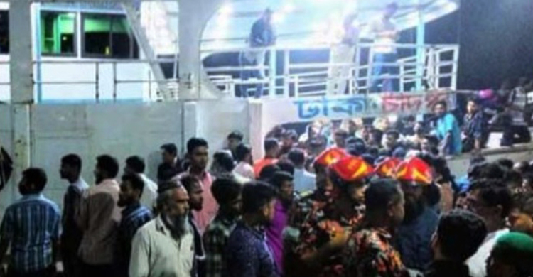 ২০০০ যাত্রী নিয়ে লঞ্চ ডোবার উপক্রম, পন্টুনে ফিরে রক্ষা