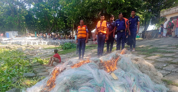 নিষেধাজ্ঞা অমান্য করে ইলিশ শিকার, ৩৯ জেলে আটক