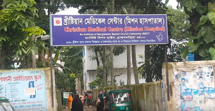 কোলে নিয়ে ছবি তোলার পর বদল গেল নবজাতক!