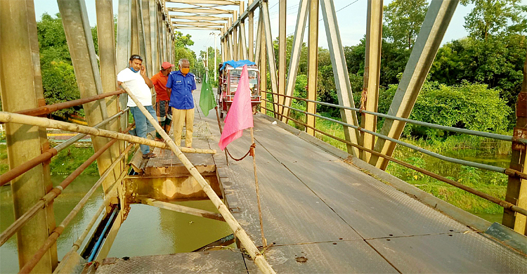 নড়বড়ে ব্রিজের খুলল পাটাতন, ঝুঁকি নিয়ে চলছে যানবাহন