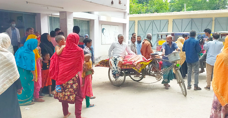 চাঁপাইনবাবগঞ্জে ধানবোঝাই ট্রাক্টর উল্টে শ্রমিক নিহত