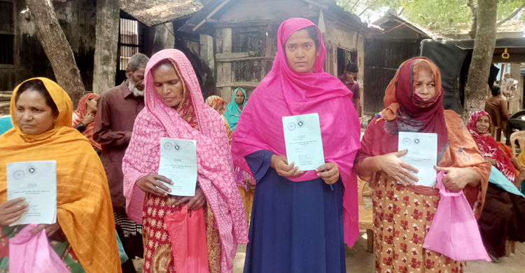 টাকা ছাড়া মিলছে না ভাতাভোগীদের কার্ড