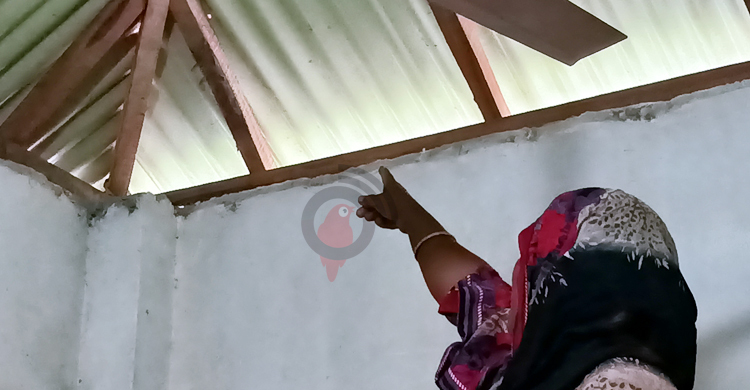 বৃষ্টি হলেই পানি পড়ে উপহারের ঘরে