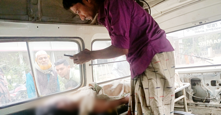 ট্রাকের ধাক্কায় প্রাণ গেলো ছেলের, হাসপাতালে বাবা