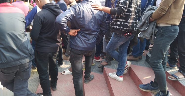 জুতা পায়ে শহীদ মিনারে আওয়ামী লীগের নেতাকর্মীরা