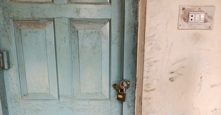 শিবগঞ্জে সাব-রেজিস্ট্রারের ওপর হামলা, কার্যালয়ে ঝুলছে তালা