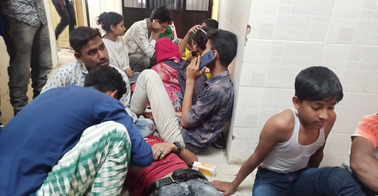 চাঁপাইনবাবগঞ্জে পিকনিকের বাস উল্টে আহত ৫০