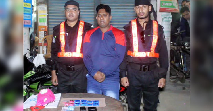 ২২শ ইয়াবাসহ ইউপি সদস্য ধরা