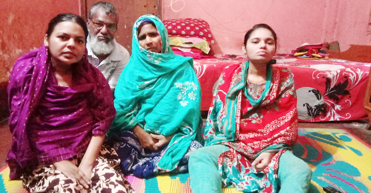 দুই প্রতিবন্ধী মেয়ের চিকিৎসায় নিঃস্ব পরিবার