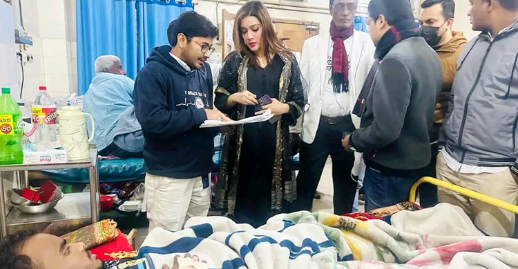 অসুস্থ ছাত্রলীগ নেতাকে দেখতে হাসপাতালে মাহি