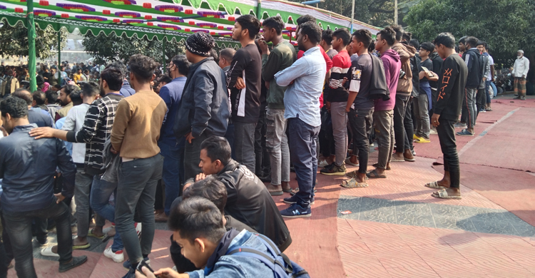 জুতা পায়ে শহীদ মিনারে আওয়ামী লীগের নেতাকর্মীরা