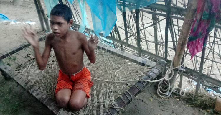 ১০ বছর ধরে কোমরে রশি বাঁধা শহীদের