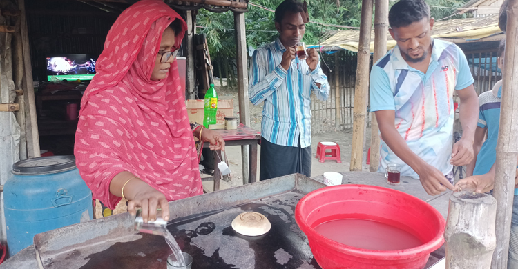 চা বিক্রি করেও জনগণের সেবা করছেন নারী ইউপি সদস্য
