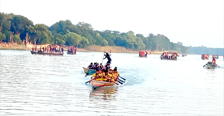 শিবগঞ্জে নৌকাবাইচ দেখতে মানুষের ঢল