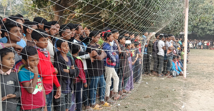 চাঁপাইনবাবগঞ্জে দুই নাইজেরিয়ানের খেলা দেখতে উপচেপড়া ভিড়
