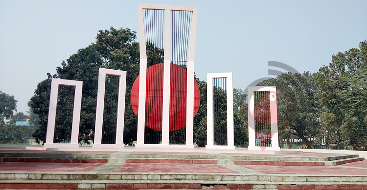 জনতার অর্থে চাঁপাইনবাবগঞ্জের শহীদ মিনার
