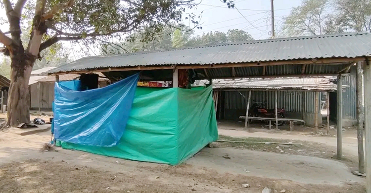 স্বামীর মৃত্যুর পর ঠাঁই হয়নি কোথাও, ৩ সন্তান নিয়ে বটতলায় বসবাস