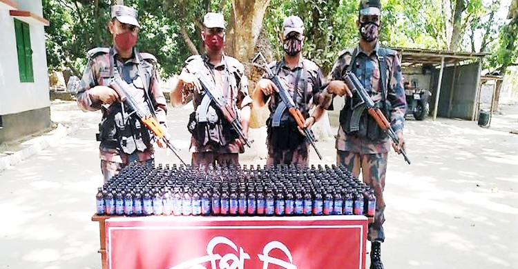 মাটির নিচে পুঁতে রাখা ফেনসিডিল উদ্ধার করল বিজিবি