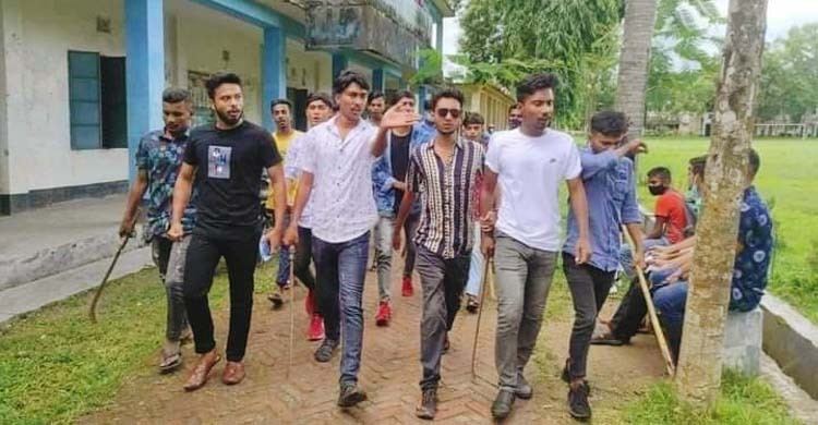 কলেজে দেশীয় অস্ত্র নিয়ে মহড়া, ছাত্রদলের দাবি এরা ‘ছাত্রলীগ’