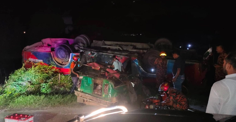 Six killed in Chattogram road accident