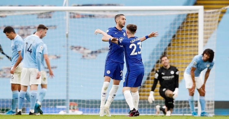 Chelsea's late win makes Man City wait for title