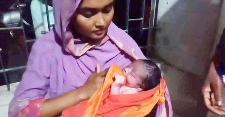 খড়ের গাদা থেকে নবজাতক উদ্ধার