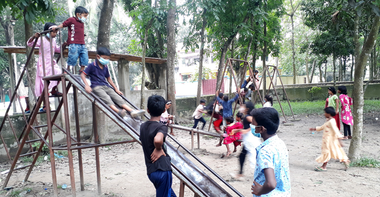 বাবা-মায়ের সঙ্গে ভোট দিতে এসে স্কুলে খেলায় মত্ত শিশুরা