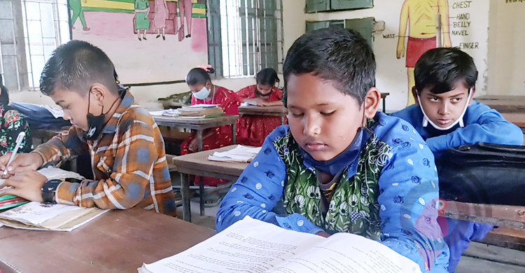 শিশুর অবুঝ মনে ঢুকছে বর্ণবৈষম্য