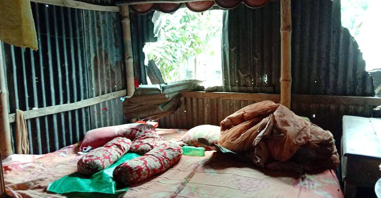 ধর্ষণে জন্ম নেয়া শিশুকে হত্যাচেষ্টা, কিশোরী মায়ের বসতঘর ভাঙচুর