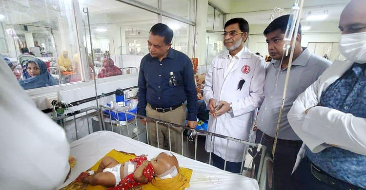 শিশু আম্বিয়াকে দেখতে হাসপাতালে সমাজকল্যাণ সচিব