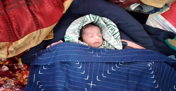সন্তান জন্ম দিয়েই পরীক্ষার হলে মা